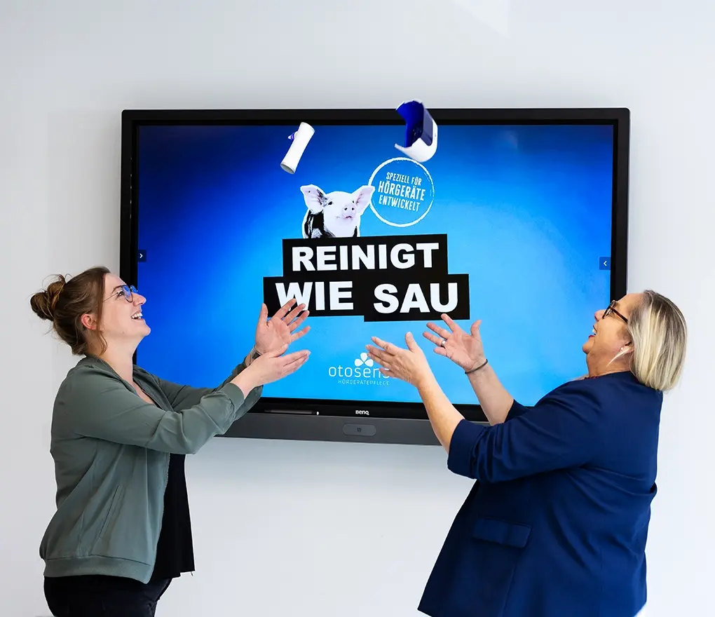 Aileen und Sabine mit otosense Produkten